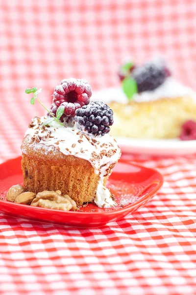 Muffin med vispad grädde, kaka med grädde, hallon, blackberr — Stockfoto