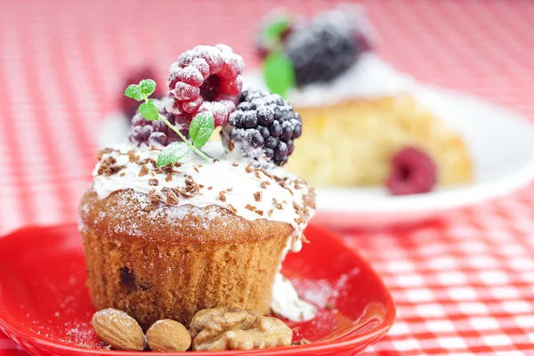 Muffin with whipped cream, cake with icing, raspberry, blackberr — Stock Photo, Image