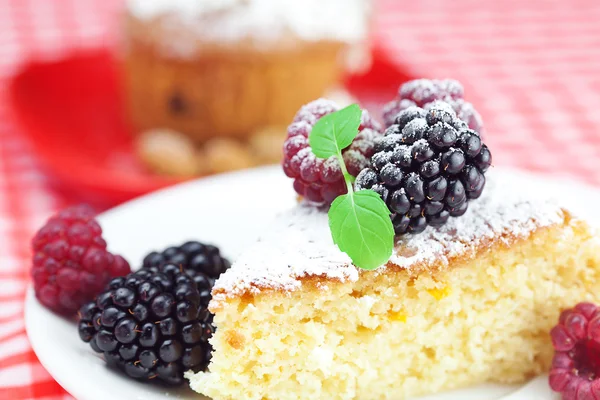 Μάφιν με σαντιγί, κέικ με γλάσο, σμέουρο, blackberr — Φωτογραφία Αρχείου