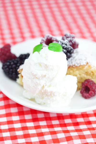 Torta és jegesedés, fagylalt, málna, szeder és a pl menta — Stock Fotó