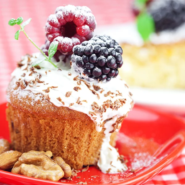 Muffin s šlehačkou, dort s polevou, Malina, blackberr — Stock fotografie