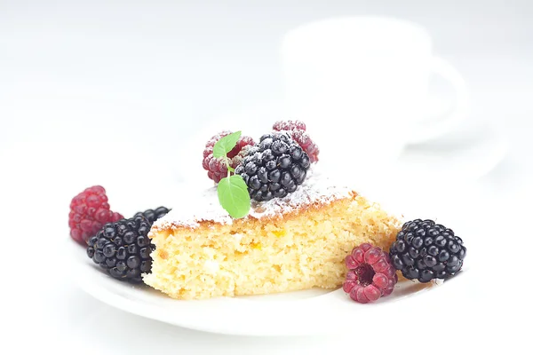 Cup, taart, framboos, blackberry, noten en munt op een plaat op een w — Stockfoto