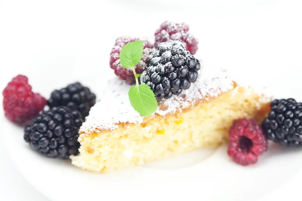 Ciasto, malina, Jeżyna, orzechy i mięta na płytce na białym — Zdjęcie stockowe