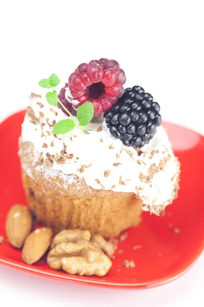 Muffin con crema batida, menta, frambuesas, moras y nu —  Fotos de Stock