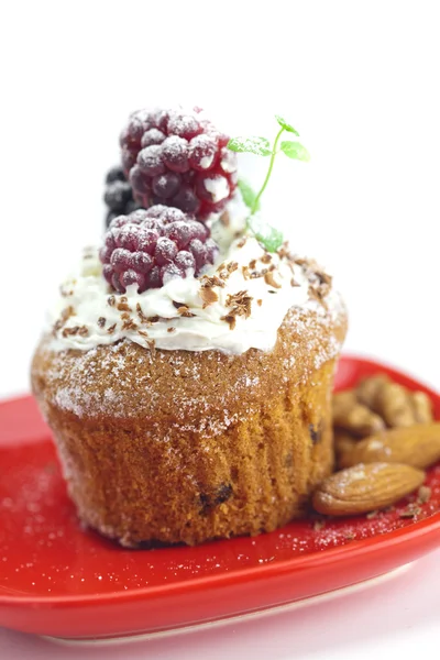 Muffin s šlehačkou, máta, maliny, ostružiny a nu — Stock fotografie