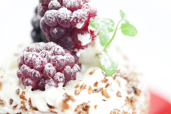 Muffin with whipped cream,mint, raspberries and blackberries — Stock Photo, Image