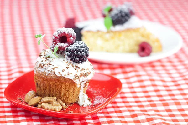 Muffin met slagroom, cake met slagroom, framboos, blackberr — Stockfoto