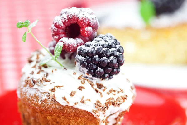 Muffin z bitą śmietaną, ciasto z polewą, malina, blackberr — Zdjęcie stockowe