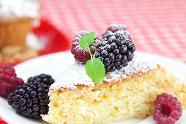 Muffin mit Schlagsahne, Kuchen mit Glasur, Himbeere, Brombeere — Stockfoto