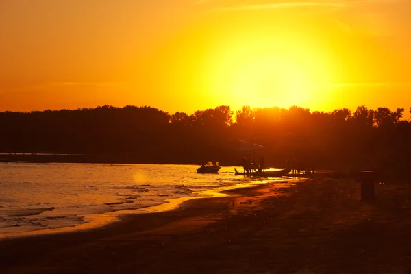 Planador na margem do rio ao pôr do sol — Fotografia de Stock
