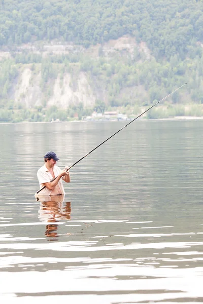 Joven pescando en el río —  Fotos de Stock