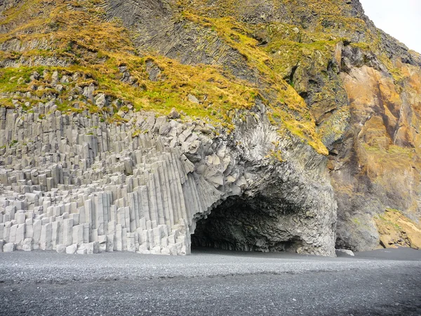 Базальтовая пещера или пещера — стоковое фото