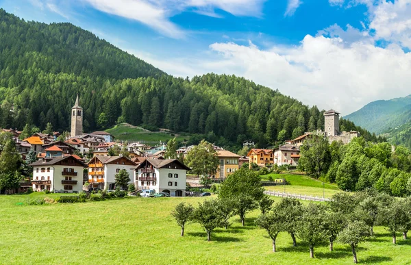 Osanna, typische Alpen stad in trentino Italië — Stockfoto