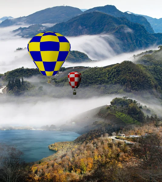 Gebouw met kleurrijke hete lucht ballonnen in Griekenland stijl — Stockfoto