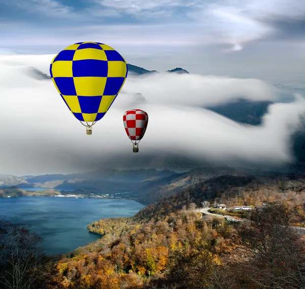 Gebouw met kleurrijke hete lucht ballonnen in Griekenland stijl — Stockfoto