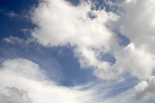Cielo blu con nuvola — Foto Stock