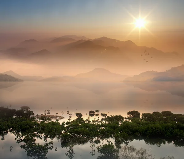 Morgen Seenlandschaft mit Sonnenaufgang — Stockfoto