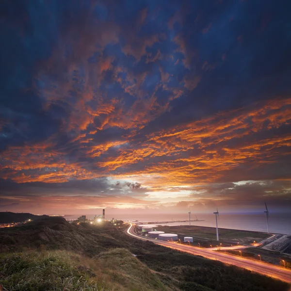 Pôr-do-sol litoral com luzes de rua — Fotografia de Stock