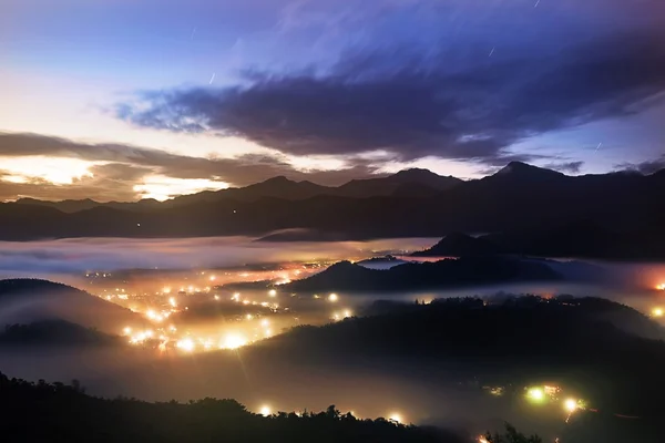 Jinlong lever de soleil de montagne, Taiwan — Photo