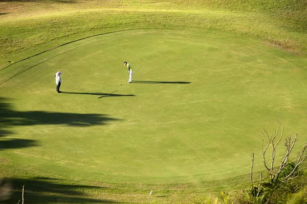 Tempat golf dengan warna hijau yang indah — Stok Foto