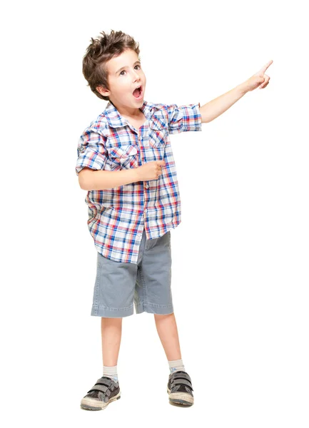 Um rapazinho entusiasmado a apontar para algo — Fotografia de Stock