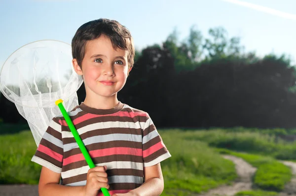 Мальчик с сеткой на открытом воздухе — стоковое фото