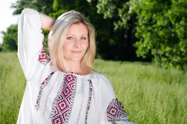 Ukrainian woman outdoors on the meadow — Stock Photo, Image