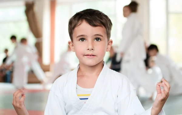 Маленький мальчик в кимоно перед соревнованиями — стоковое фото