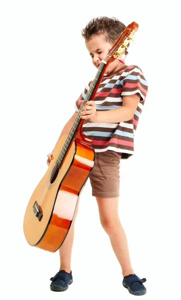 Маленький мальчик играет на гитаре рифф с выражением — стоковое фото