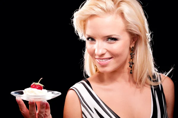Blond kobieta z soczyste truskawki w śmietanie — Zdjęcie stockowe