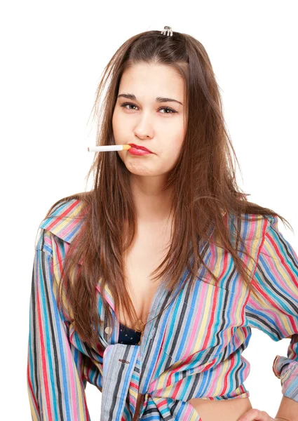 Αστεία νεαρή γυναίκα νοικοκυρά με τσιγάρο — Φωτογραφία Αρχείου