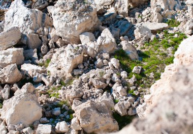 kayaların içinde taş abyss