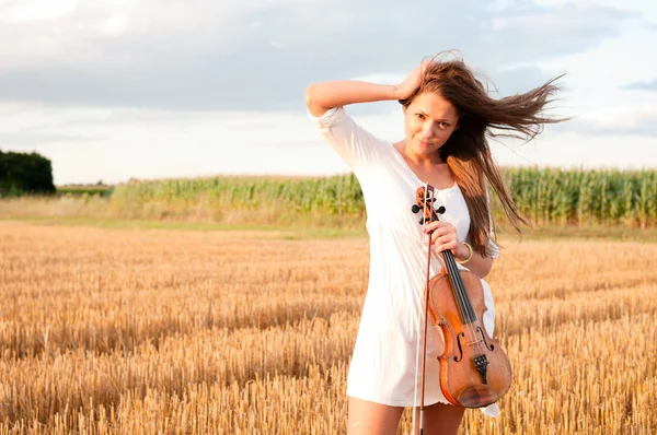 바이올린을 밖에 가지고 있는 젊은 여자 — 스톡 사진