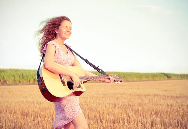 Pelirroja mujer jugando guitarra al aire libre — Foto de Stock