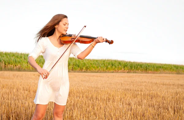 Jonge vrouw viool buiten spelen op het veld — Stockfoto