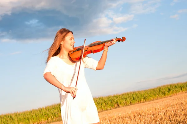 Jonge vrouw viool buiten spelen op het veld — Stockfoto