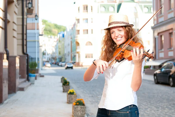 Женщина играет на скрипке на улице — стоковое фото