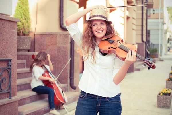 Women strings duet playing violin and cello on the street — Stock Photo, Image