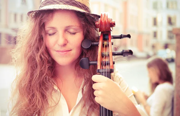 Портрет уличной музыкантки с виолончелью — стоковое фото