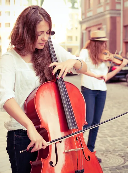 Two women strings duet playing violin and cello on the street — Stock Photo, Image
