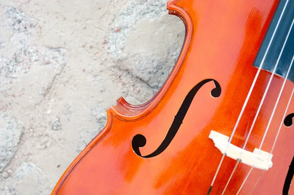 Cello close-up op bestrating steen — Stockfoto
