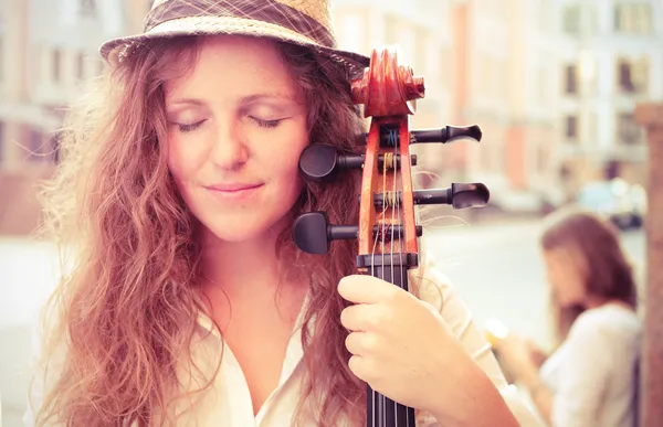 Portret van straat muzikant vrouw met cello Stockfoto