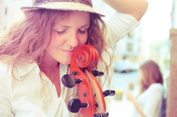 Portret kobiety muzyk ulicy z wiolonczela — Zdjęcie stockowe