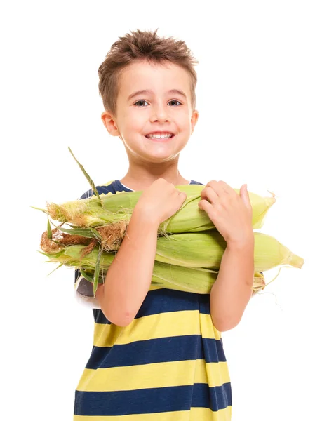 Liten pojke håller majs på cob — Stockfoto