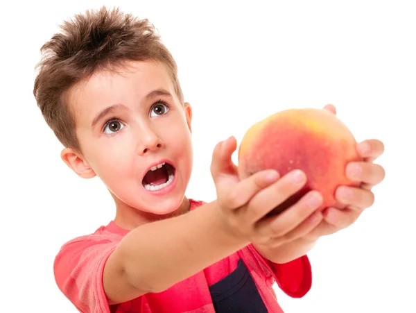 Маленький непослушный мальчик протягивает персик — стоковое фото