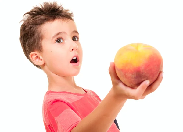 Kleiner Junge streckt den Pfirsich aus — Stockfoto