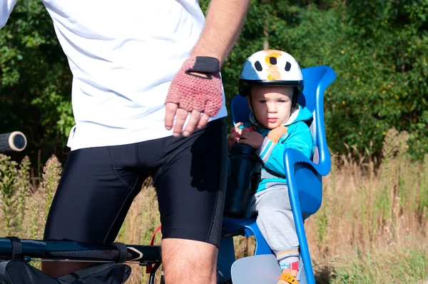 Petit garçon dans le siège enfant vélo — Photo