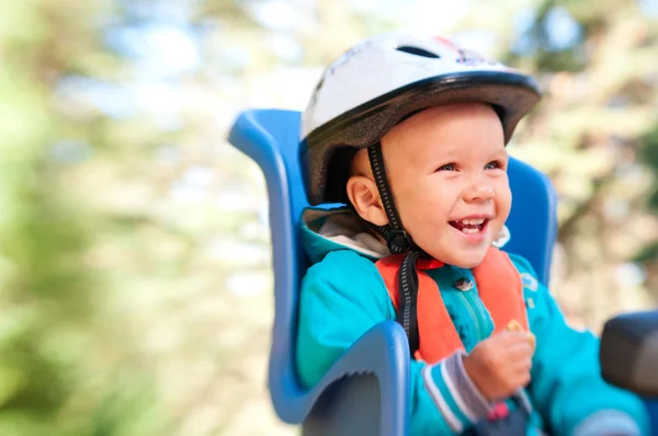 Menino na bicicleta cadeira de criança feliz rindo — Fotografia de Stock