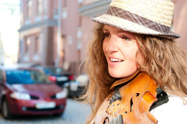 Žena hrající housle na ulici Stock Obrázky