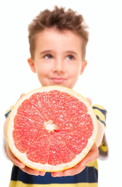 Malý chlapec hospodářství grapefruit Royalty Free Stock Fotografie